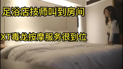 丰满多姿的贵妇晚上在厨房弄东西穿这么骚直接拉过来交深喉真舒服