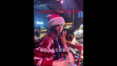 母狗少妇让小哥调教黑丝高跟跪地爬行尿尿给狼友看深喉口交舔菊花大鸡巴抽她脸